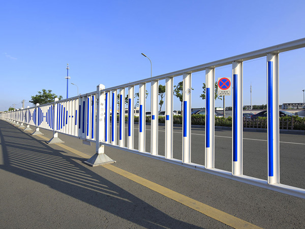 可移動(dòng)市政防眩光護(hù)欄的作用和特點(diǎn)？