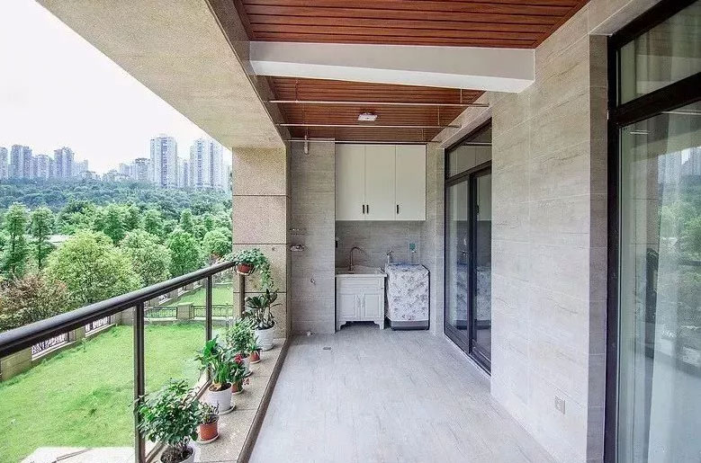 陽臺(tái)護(hù)欄不同種類的特點(diǎn)有哪些？