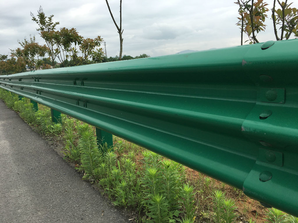 波形護(hù)欄立柱遇到石頭打不下去怎么辦？